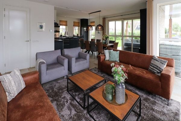 Woonkamer - Villa in Friesland met Sauna en Steiger in Delfstrahuizen (2)