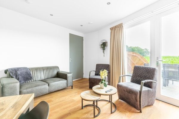 Woonkamer - Vakantiehuis in bosrijke omgeving met terras in Goirle (2)