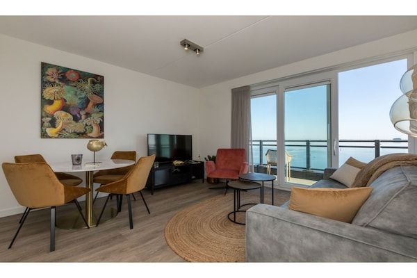 Woonkamer - Appartement Sint Annaland met Havenzicht in St. Annaland (1)