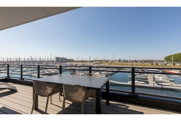 Terras - Appartement Sint Annaland met Havenzicht in St. Annaland (5)