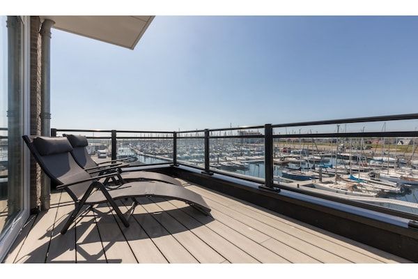 Terras - Appartement Sint Annaland met Havenzicht in St. Annaland (3)