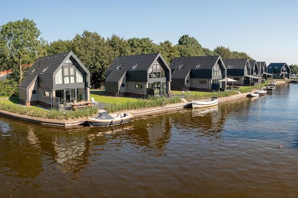Buitenkant - Watervilla in Balk met Privé Steiger in Balk (5)