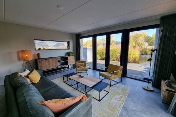 Woonkamer - Watervilla in Balk bij Friese Meren in Balk (4)