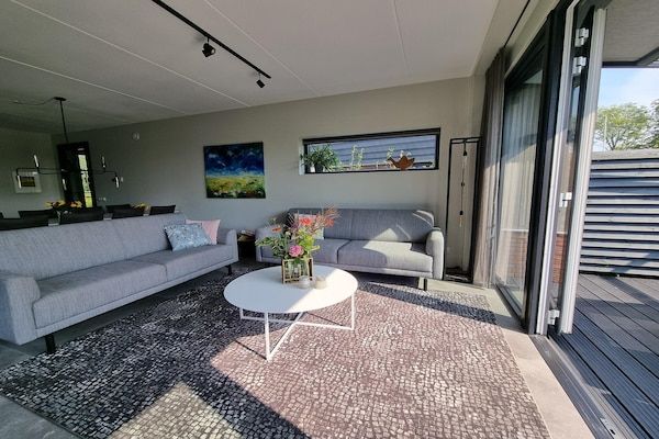 Woonkamer - Watervilla in Balk met eigen aanlegsteiger in Balk (5)