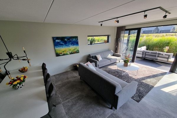 Woonkamer - Watervilla in Balk met eigen aanlegsteiger in Balk (3)