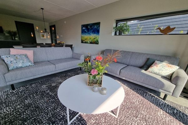 Woonkamer - Watervilla in Balk met eigen aanlegsteiger in Balk (2)