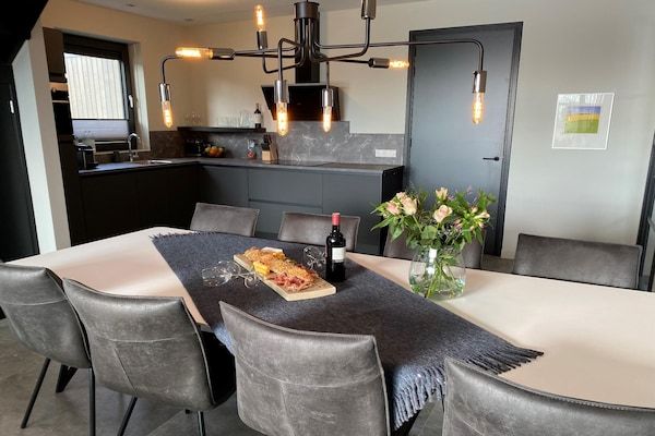 Eetkamer - Watervilla in Balk met eigen aanlegsteiger in Balk (4)
