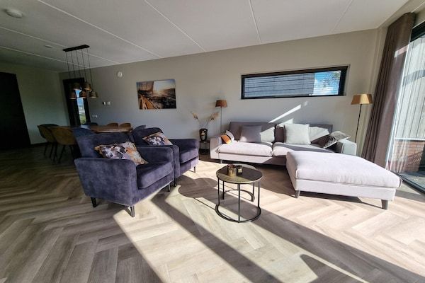Woonkamer - Eco-villa aan het Slotermeer in Balk (5)