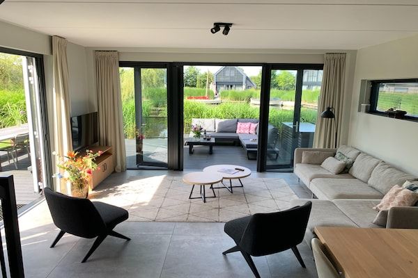 Woonkamer - Villa in Balk met eigen aanlegsteiger in Balk (3)