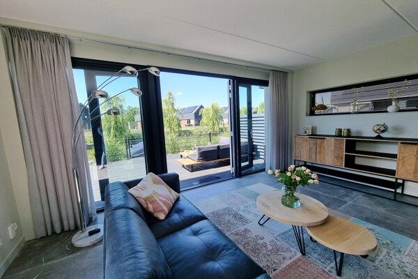 Woonkamer - Watervilla in Balk aan het Slotermeer in Balk (4)