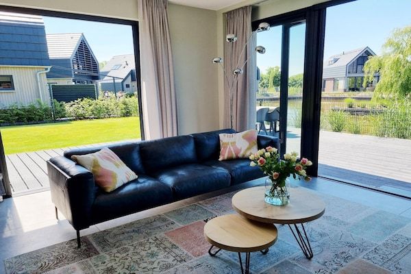 Woonkamer - Watervilla in Balk aan het Slotermeer in Balk (5)