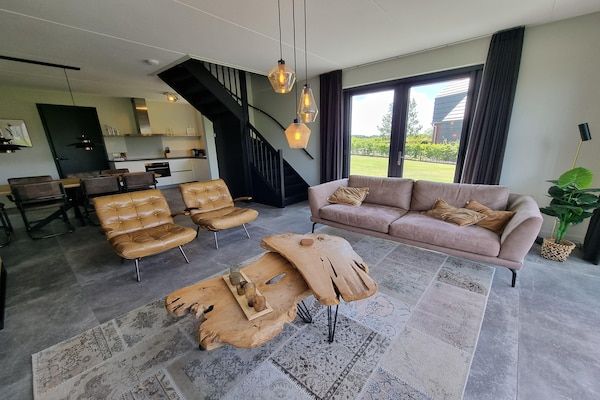 Woonkamer - Watervilla in Balk aan het Slotermeer in Balk (4)