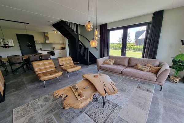 Woonkamer - Watervilla in Balk aan het Slotermeer in Balk (3)