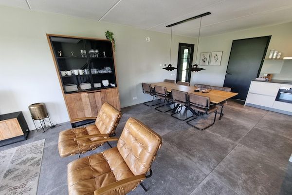 Woonkamer - Watervilla in Balk aan het Slotermeer in Balk (5)