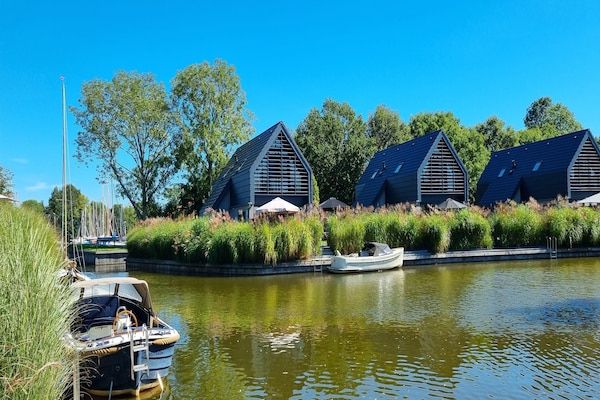 Buitenkant - Watervilla in Balk aan het Slotermeer in Balk (1)