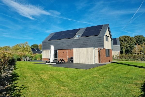 Buitenkant - Villa aan het water met aanlegsteiger in Balk (1)
