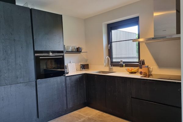 Keuken - Villa aan het water met aanlegsteiger in Balk (4)