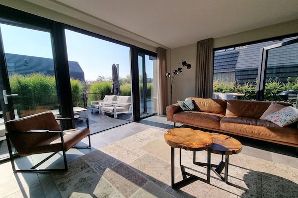 Woonkamer - Villa in Balk met eigen steiger aan Slotermeer in Balk (5)