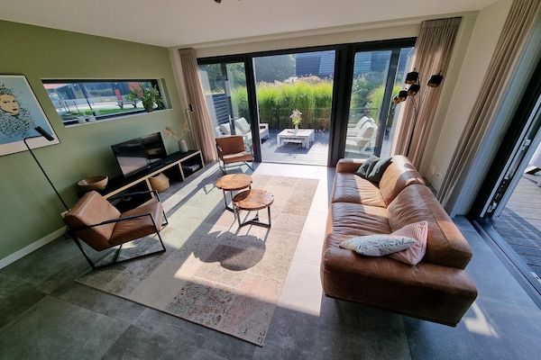 Woonkamer - Villa in Balk met eigen steiger aan Slotermeer in Balk (3)