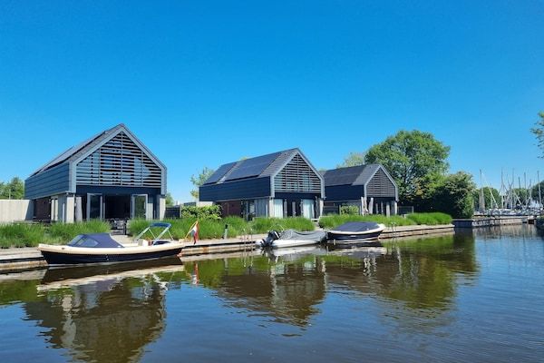 Buitenkant - Villa in Balk met eigen steiger aan Slotermeer in Balk (1)