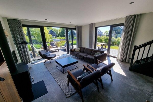 Woonkamer - Privé-aanlegsteiger + modern comfort in Balk (4)