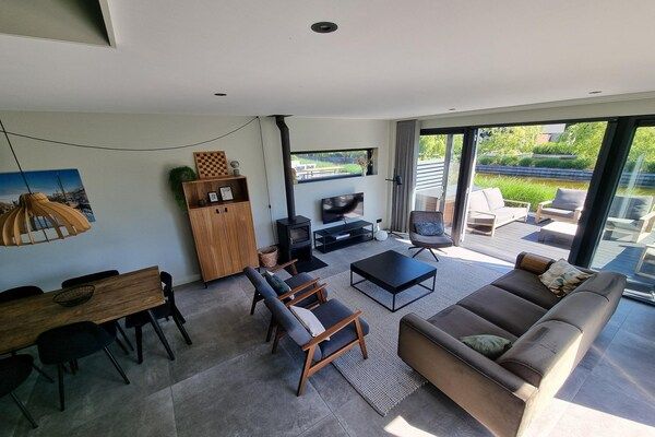Woonkamer - Privé-aanlegsteiger + modern comfort in Balk (5)