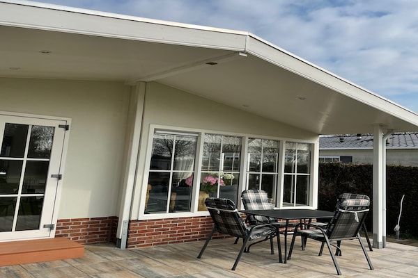 Terras - Chalet met vaatwasser in een park in Lathum (4)