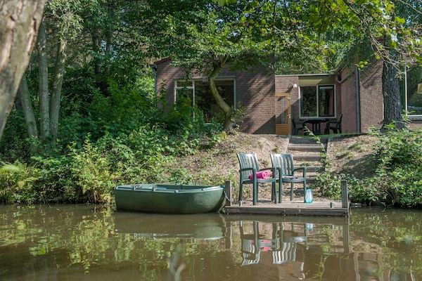 Buitenkant - Bungalow aan het water Weerterbergen in Weert (1)