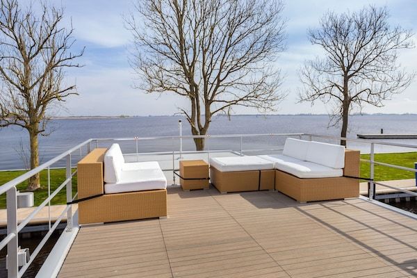 Terras - Woonboot Sneekermeer met tuin en uitzicht in Offingawier (5)