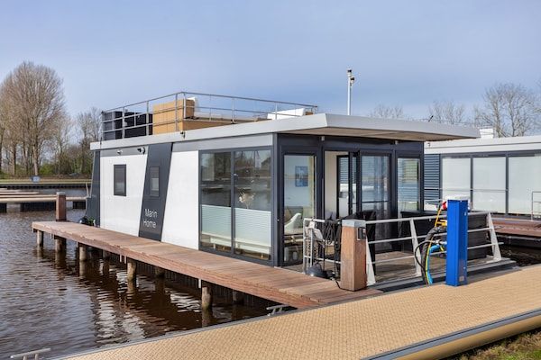 Buitenkant - Woonboot Sneekermeer met tuin en uitzicht in Offingawier (1)