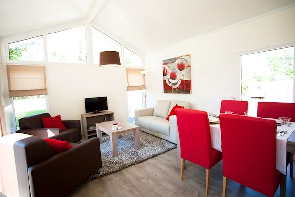 Woonkamer - Betoverend chalet op 600 m van de zee in Breskens (2)