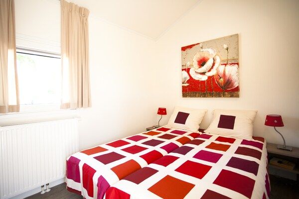 Slaapkamer - Betoverend chalet op 600 m van de zee in Breskens (4)