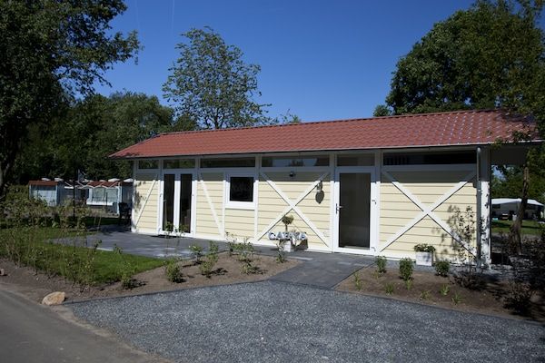 Buitenkant - Betoverend chalet op 600 m van de zee in Breskens (1)