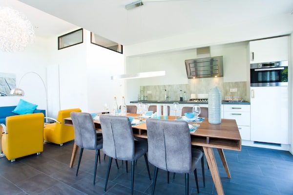 Keuken - Modern vakantiehuis met dakterras in Breskens (3)