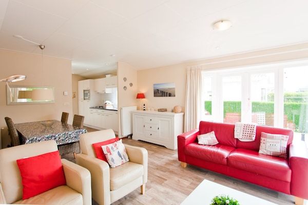 Woonkamer - Gezellig chalet met combimagnetron in Breskens (3)