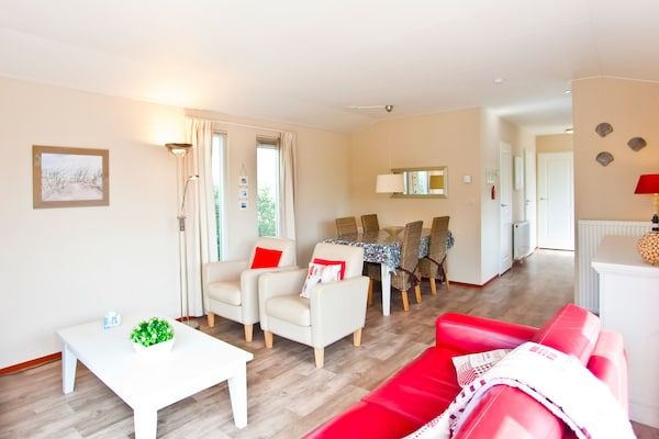 Woonkamer - Gezellig chalet met combimagnetron in Breskens (4)