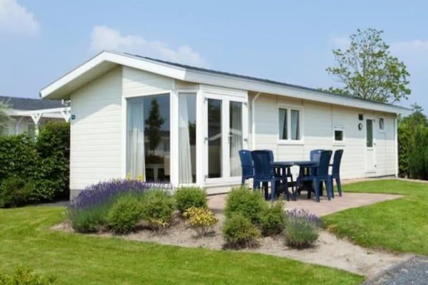 Buitenkant - Gezellig chalet met combimagnetron in Breskens (1)