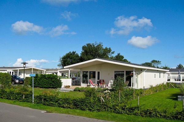 Buitenkant - Mooi chalet met strand op 600 m. in Breskens (1)