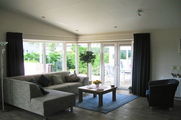 Woonkamer - Mooi chalet met strand op 600 m. in Breskens (2)