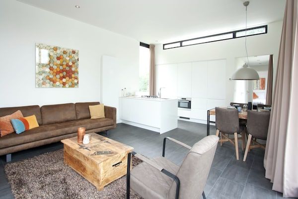 Woonkamer - Vakantiehuis in Breskens met tuin in Breskens (2)