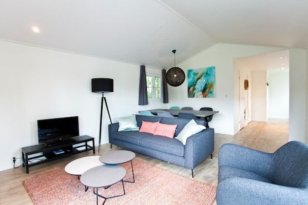 Woonkamer - Leuk chalet op 600 m. van het strand in Breskens (2)