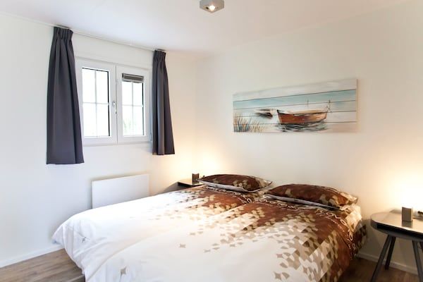 Slaapkamer - Leuk chalet op 600 m. van het strand in Breskens (4)