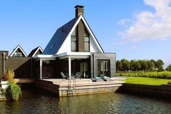 Buitenkant - Vakantiehuis in Stavoren met eigen aanlegsteiger in Stavoren (1)