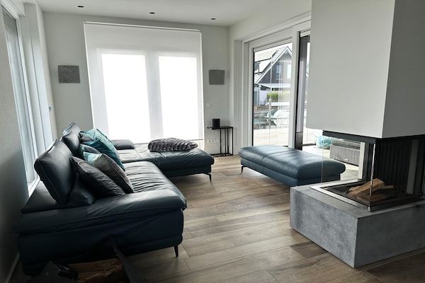 Woonkamer - Vakantiehuis in Stavoren met eigen aanlegsteiger in Stavoren (2)
