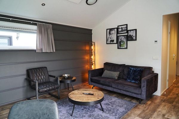 Woonkamer - Modern chalet in Kampen in vakantiepark in Kampen (2)