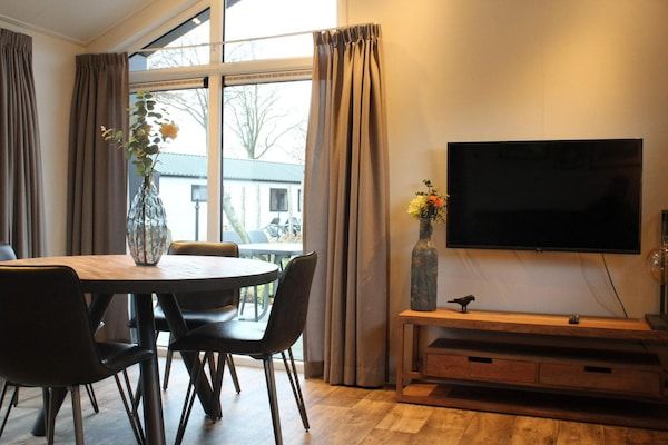 Eetkamer - Modern chalet in Kampen in vakantiepark in Kampen (5)