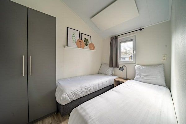 Slaapkamer - Chalet aan het water voor 6 in Kampen in Kampen (3)
