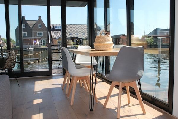 Eetkamer - Woonboot in Stavoren met Uitzicht op Water in Stavoren (3)