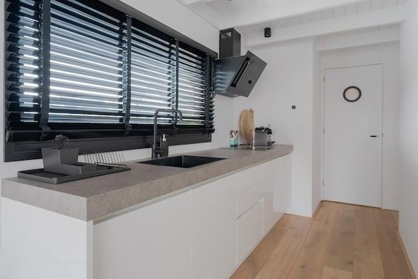 Keuken - Woonboot in Stavoren met Uitzicht op Water in Stavoren (4)