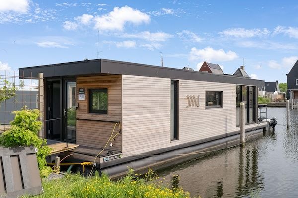 Buitenkant - Woonboot in Stavoren met Uitzicht op Water in Stavoren (1)